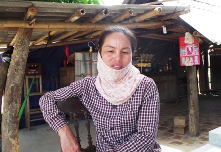 Chị Nguyễn Thị Thắm tỏ ra bất lực trước việc gia đình bị lấn chiếm đất.