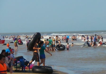 Dù trời còn nắng gay gắt, bãi biển đã đông nghịt người.