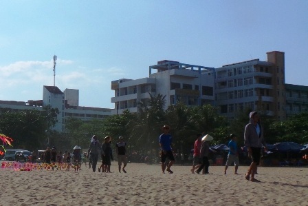 Người dân bải hoải tìm cách trốn nắng nóng 40 độ C