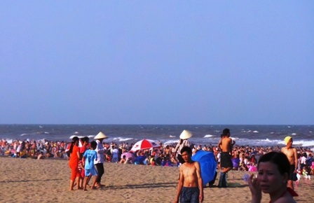 Dù trời còn nắng gay gắt, bãi biển đã đông nghịt người.