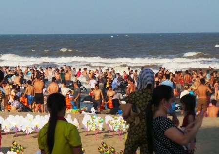 Dù trời còn nắng gay gắt, bãi biển đã đông nghịt người.