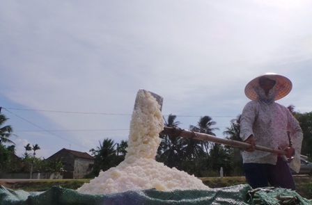 Để làm ra những hạt muối trắng, diêm dân phải đương đầu với cái nắng nóng như đổ lửa.