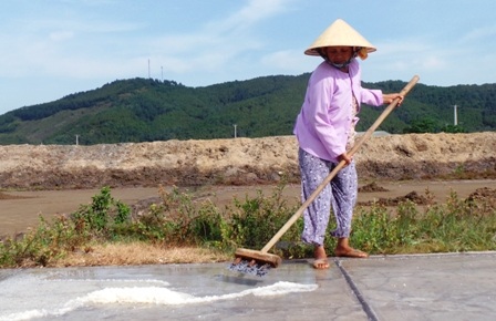 Để làm ra những hạt muối trắng, diêm dân phải đương đầu với cái nắng nóng như đổ lửa.