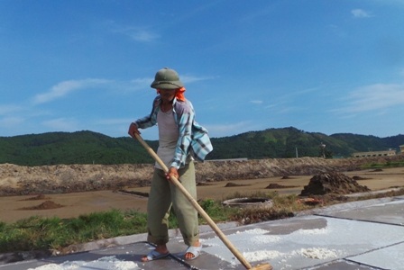 Để làm ra những hạt muối trắng, diêm dân phải đương đầu với cái nắng nóng như đổ lửa.