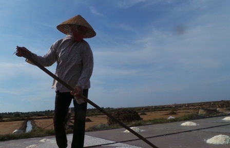 Để làm ra những hạt muối trắng, diêm dân phải đương đầu với cái nắng nóng như đổ lửa.