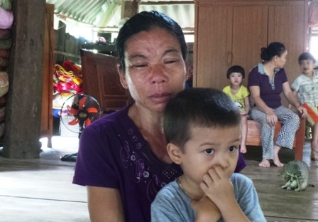 Bà Lữ Thị Nam đau đớn trước căn bệnh hiểm nghèo của con trai.