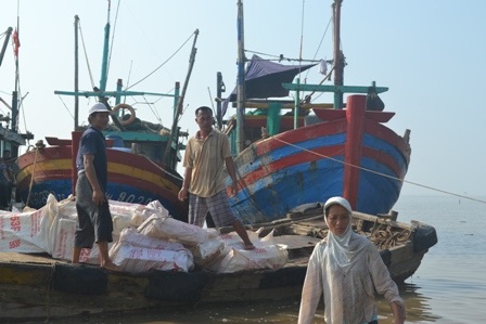 Nhưng với nhiều người phụ nữ nơi vùng quê biển xã Ngư Lộc thì đây là nghề mưu sinh chính của họ.