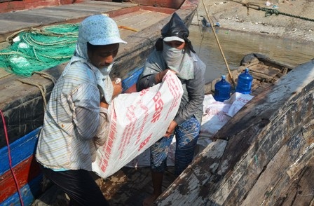 Hàng ngày lao động vất vả, nhưng bình quân mỗi lao động cũng chỉ thu nhập được từ 40 - 50.000đ.