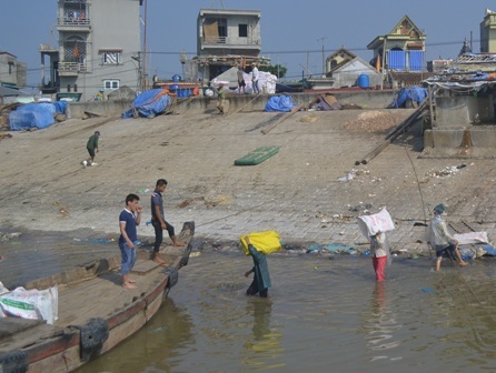 Hàng ngày lao động vất vả, nhưng bình quân mỗi lao động cũng chỉ thu nhập được từ 40 - 50.000đ.