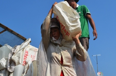 Giữa mùa hè nóng bức, nhưng họ vẫn cảm thấy rét run người dù đã khoác trên mình những tấm áo mưa.