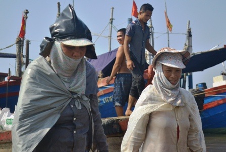 Đã nhiều năm nay, bà Vượng gắn bó với nghề vác đá lên tàu.