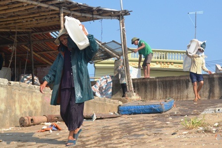 Đã nhiều năm nay, bà Vượng gắn bó với nghề vác đá lên tàu.