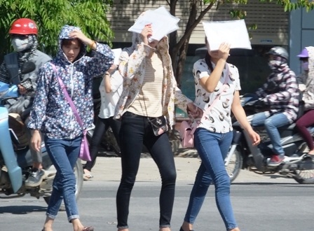 Thời tiết nóng nực trong buổi đầu làm thủ tục dự thi. (Ảnh: Duy Tuyên)