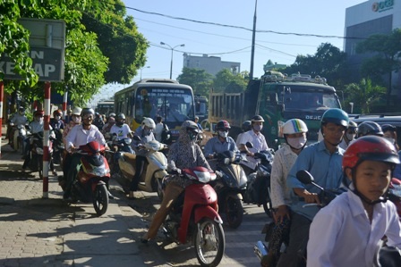 Giao thông đã xảy ra ùn tắc cục bộ tại một số điểm thi trên địa bàn thành phố Thanh Hóa.