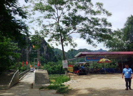 Chấn chỉnh tình trạng lộn xộn tại Khu du lịch suối cá thần - 4 Tuy nhiên, gần đây xuất hiện tình trạng lộn xộn trong hoạt động vận chuyển khách tại đây.