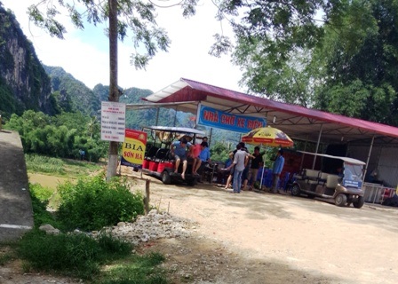 Bãi đỗ và trung chuyển của Xí nghiệp giao thông xây dựng huyện Cẩm Thủy.