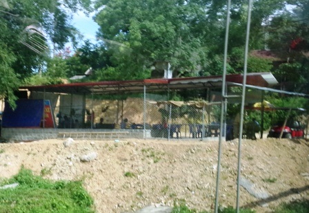 Bãi xe của Xí nghiệp giao thông xây dựng huyện Cẩm Thủy nằm bên bờ sông.