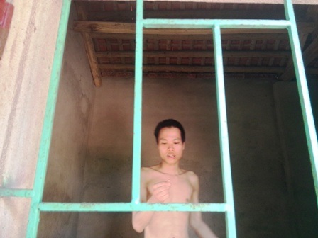 “Nằm im, không bố trói lại đó !” - 1 Đã nhiều năm nay, vợ chồng ông Ngân phải xích và nhốt con trong nhà.
