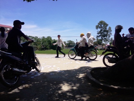 Phao thi rải trắng trước khu vực thi.