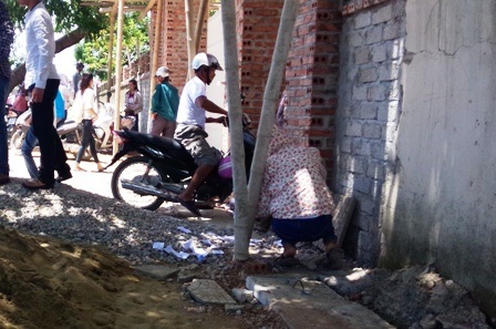 Nhà trường phải chỉ đạo người ra thu gom lại.