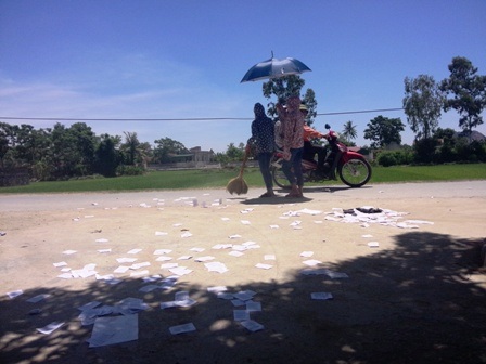 Nhà trường phải chỉ đạo người ra thu gom lại.