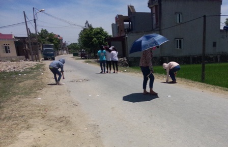 Học sinh đi gom phao dọc đường đi.