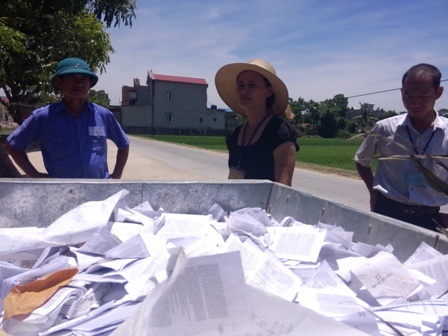 Cô Nguyễn Thị Thu Thủy chứng kiến đống phao được thu gom lại.