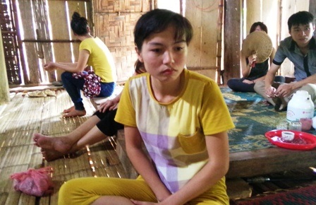 Nước mắt người vợ trẻ tiễn biệt chồng sắp ra đi mãi mãi - 3 Chị Hà Thị Thoa tuyệt vọng khi nghĩ đến bệnh tật của chồng và con.