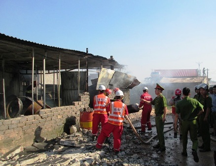 Lực lượng chữa cháy dập lửa.