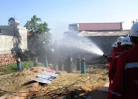 Những bình gas được kịp thời đưa ra ngoài.