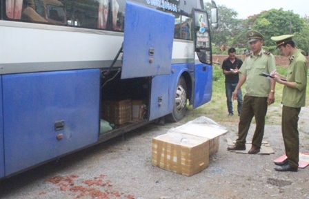 Lực lượng chức năng kiểm tra hàng.