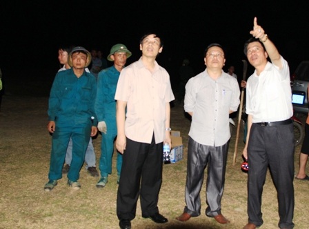 Chủ tịch UBND tỉnh Thanh Hóa (thứ 3 bên trái) trực tiếp chỉ đạo chữa cháy trong đêm 28/5.