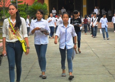 Các thí sinh dự thi vào Trường THPT chuyên Lam Sơn (Thanh Hóa) năm học 2015 - 2016.
