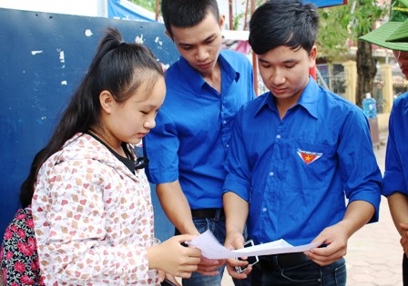 Thanh niên tình nguyện tư vấn cho thí sinh đến tham gia kỳ thi