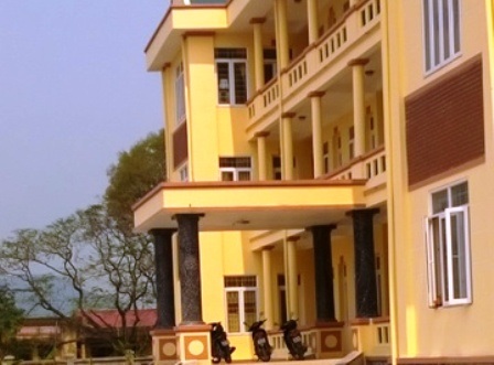 Kiểm điểm việc công sở vắng vì cán bộ đi du lịch - 2 Công sở xã Hà Tân, huyện Hà Trung.