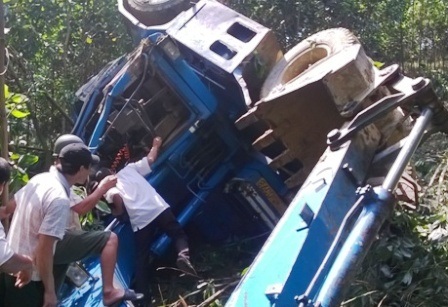 Máy xúc mất phanh lao xuống vực, một người tử vong - 3 Máy xúc bị hư hỏng nặng.