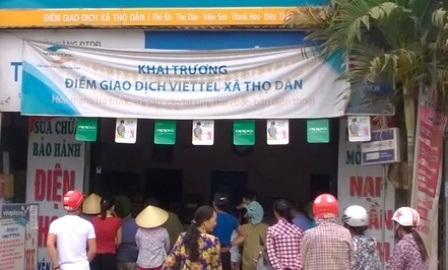 Lợi dụng mưa gió, trộm "khoắng" cửa hàng điện thoại trong đêm - 1 Hiện trường nơi xảy ra vụ trộm.