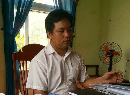 Tiền hỗ trợ mất mùa của hơn 500 hộ dân bị “ách” ở xã - 3 Ông Lê Văn Luân - Kế toán ngân sách xã Xuân Bình trao đổi với phóng viên.