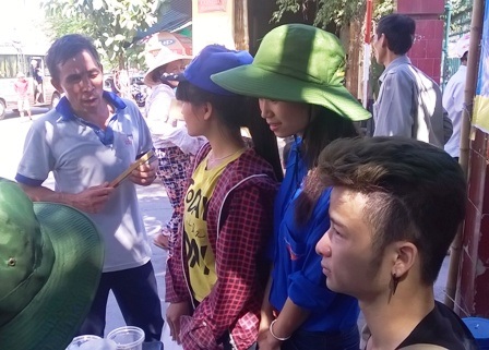 Hàng ngàn người "xả thân" đội nắng giúp đỡ thí sinh dự thi - 36 Hàng nghìn thí sinh đã được tình nguyện viên tư vấn.