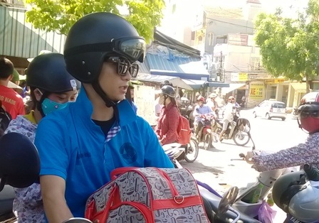 Hàng ngàn người "xả thân" đội nắng giúp đỡ thí sinh dự thi - 37 Đồng thời đưa đón thí sinh đến điểm thi.
