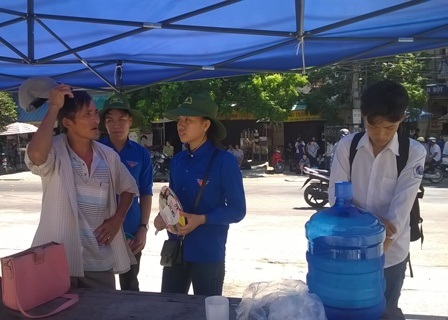 Hàng ngàn người "xả thân" đội nắng giúp đỡ thí sinh dự thi - 38 Tư vấn cho người nhà thí sinh.