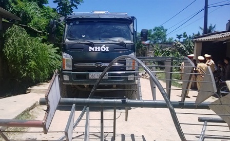 Dân lập rào chắn chặn xe tải - 3 Lực lượng CSGT có mặt để giải quyết vụ việc.