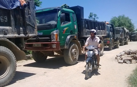 Dân lập rào chắn chặn xe tải - 2 Hàng chục xe bị người dân chặn lại.