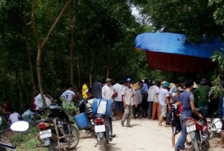 Rơi nước mắt cảnh cha bị thương gào khóc bên thi thể con trai - 2 Vụ tai nạn khiến 2 bố con thương vong.