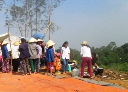 Người dân ăn uống sinh hoạt tại chỗ nhằm phản đối