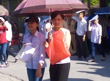 “Kình ngư” Ánh Viên và dịch Mers vào đề thi Tiếng Anh - 2 Cuối buổi chiều nhưng thời tiết vẫn nắng gắt