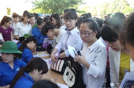 Lực lượng tình nguyện giúp thí sinh gửi đồ dùng cá nhân (Ảnh: Duy Tuyên)