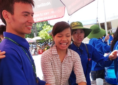 Thí sinh nhận lại đồ dùng cá nhân. (Ảnh: Duy Tuyên)