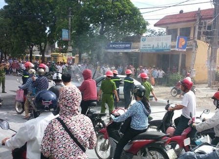 Lực lượng Cảnh sát PCCC Thanh Hóa có mặt dập tắt đám cháy.