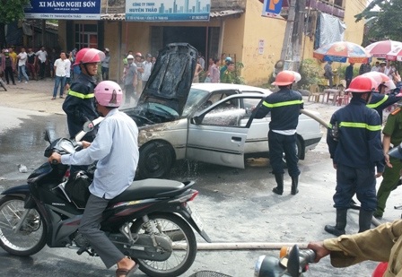 Chỉ sau ít phút, lực lượng chức năng đã khống chế được vụ cháy.